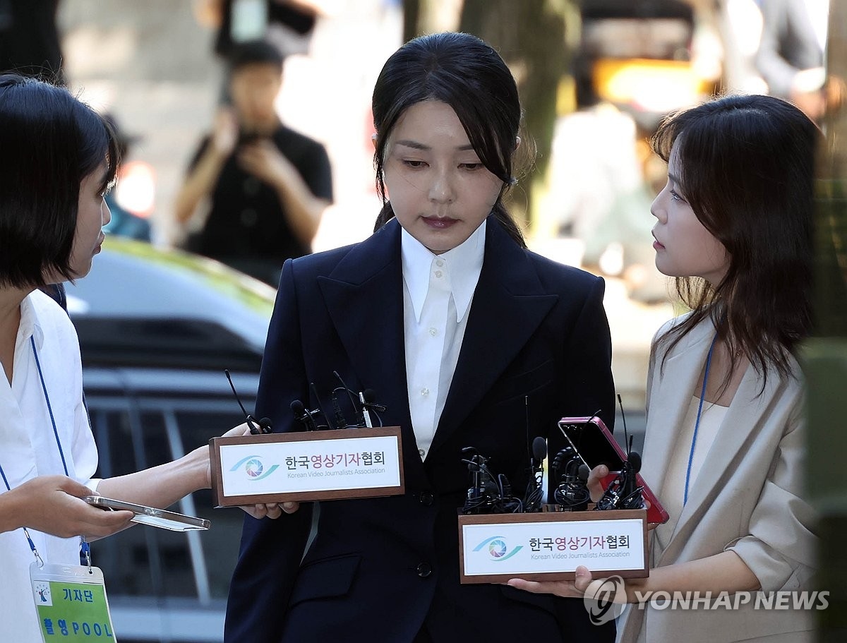 Ким Гон Хи у здания суда в Сеуле, 12 августа 2025. Фото: Yonhap
