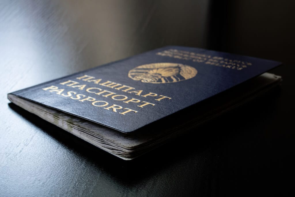 «Запрет белорусам продлевать паспорта за границей заманивает их на арест. Массовое лишение гражданства не за горами» — правозащитники