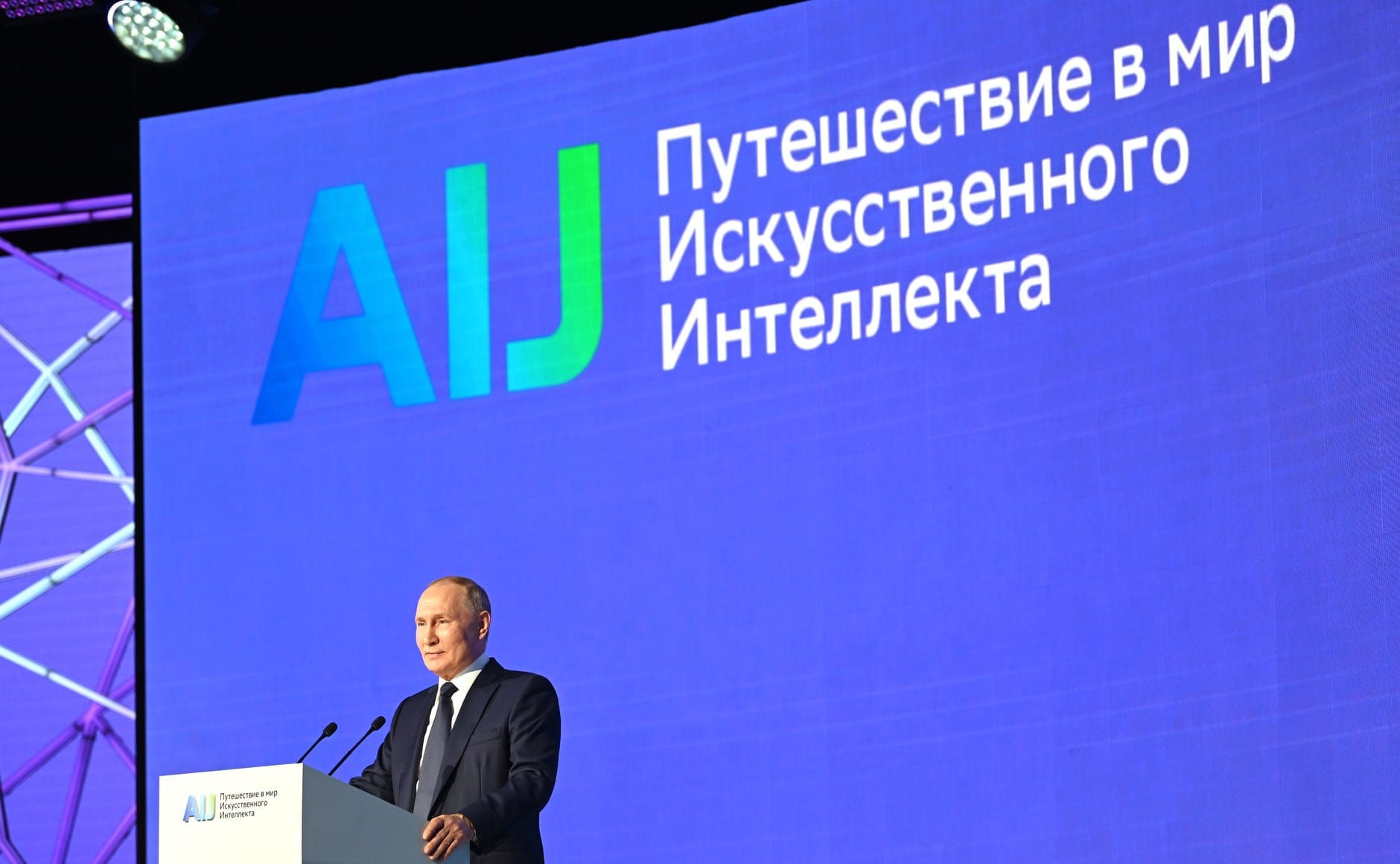 Люди-«кнопки» и 13 телохранителей. «Проект» назвал имена тех, кто носит за Путиным «ядерный чемодан» и постоянно его сопровождает