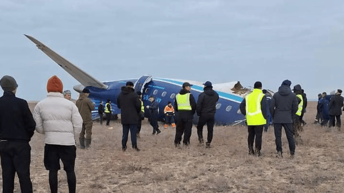Крушение самолета Embraer 190 в Казахстане: что известно на данный момент