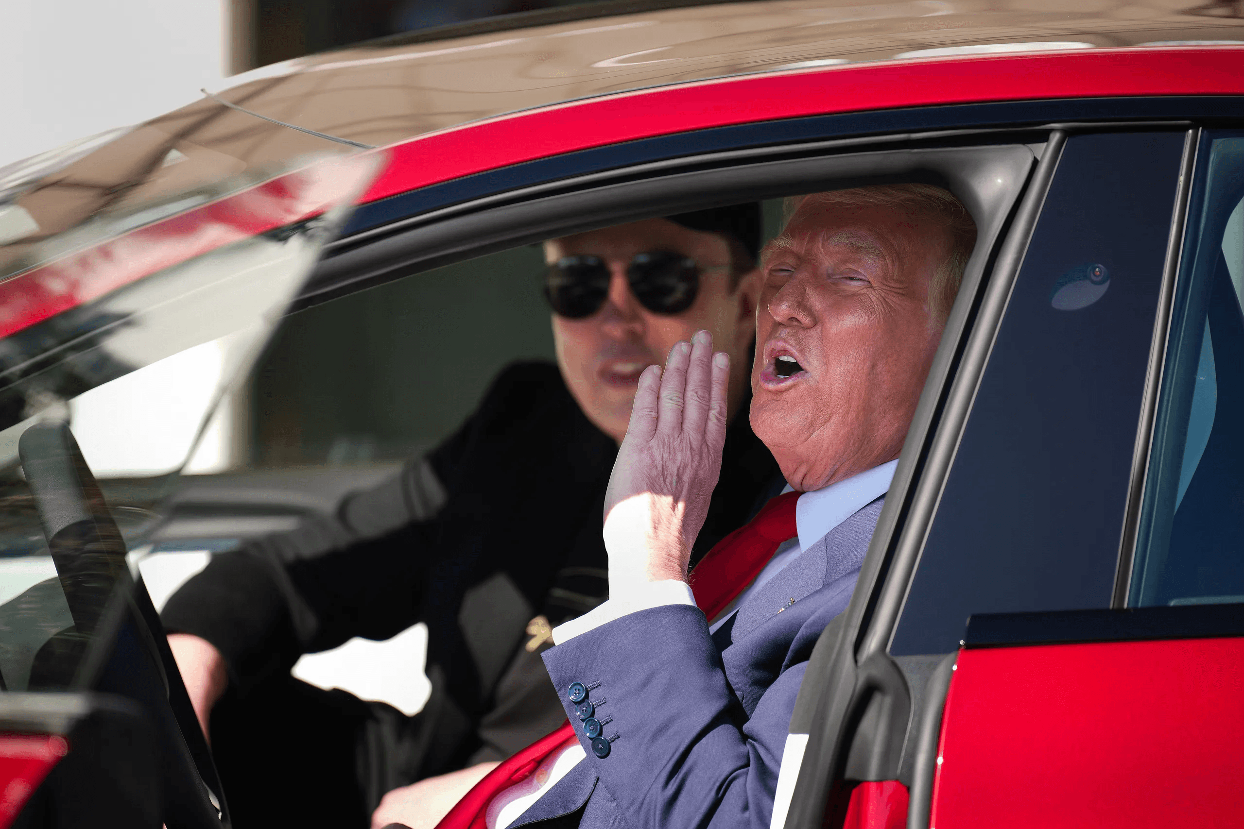 Трамп собирается избавиться от автомобиля Tesla, который он купил, чтобы поддержать Маска