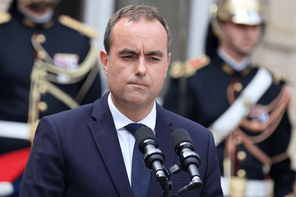 Премьер-министр Франции Себастьен Лекорню подал в отставку